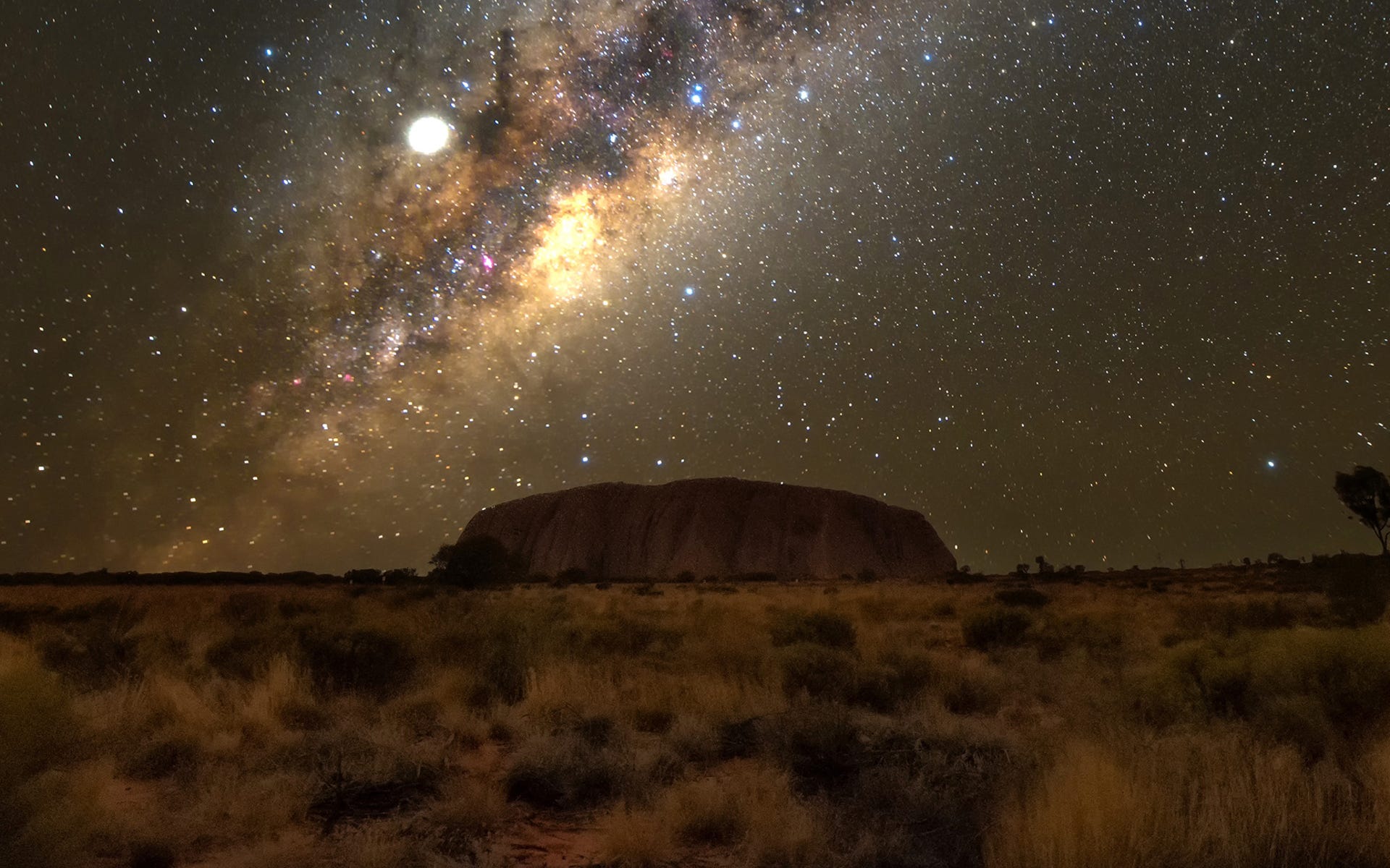 Milky_way_and_a_starry_sky_over_Uluru_at_night