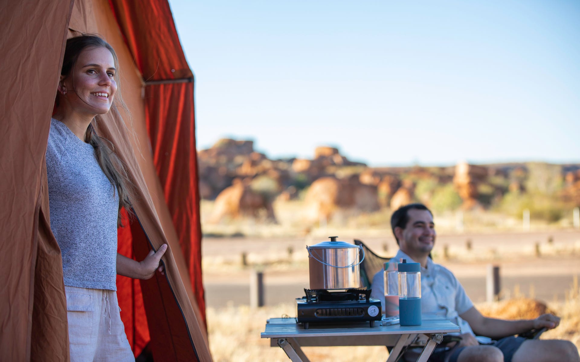 Couple_camping_at_Karlu_Karlu_Devils_Marbles